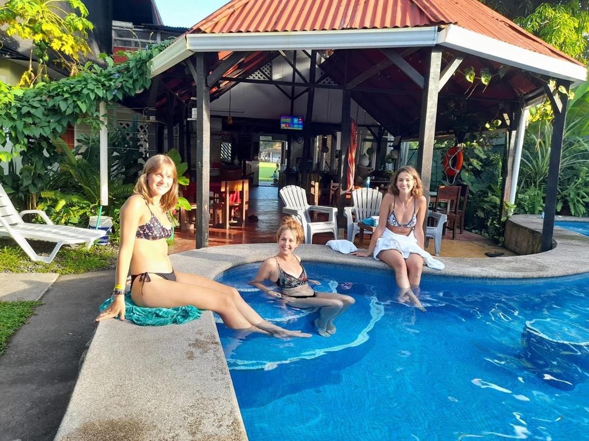 Miss Miriam. Hotel Frente Al Mar Tortuguero Buitenkant foto