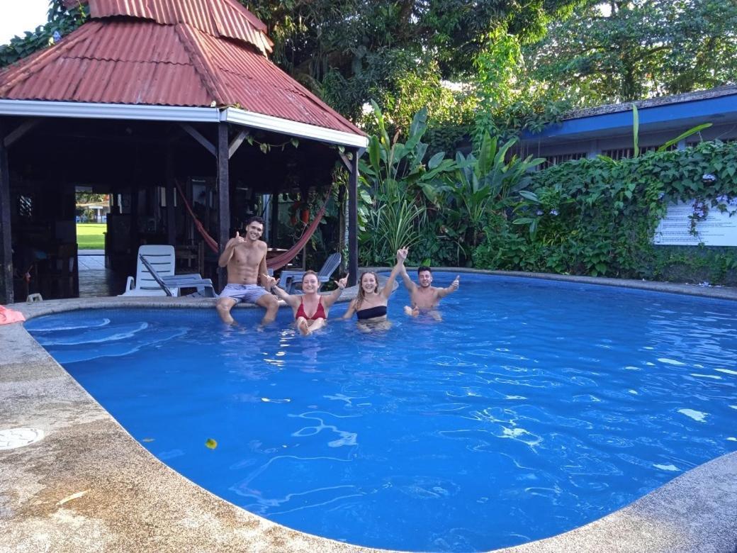 Miss Miriam. Hotel Frente Al Mar Tortuguero Buitenkant foto