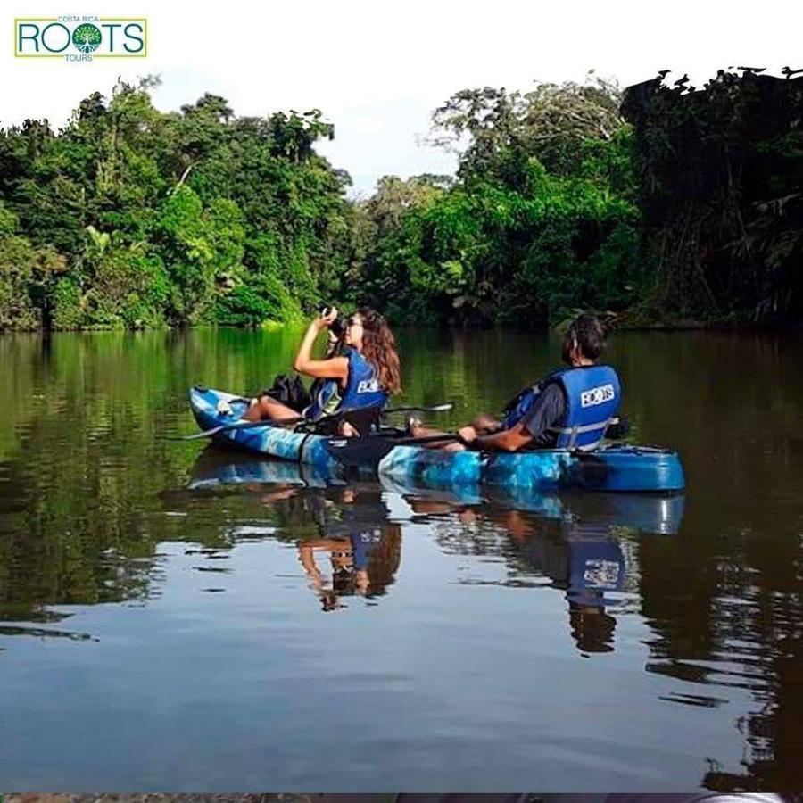 Miss Miriam. Hotel Frente Al Mar Tortuguero Buitenkant foto